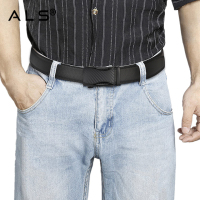 Ceinture en cuir noir élégant avec boucle automatique, aspect carbone