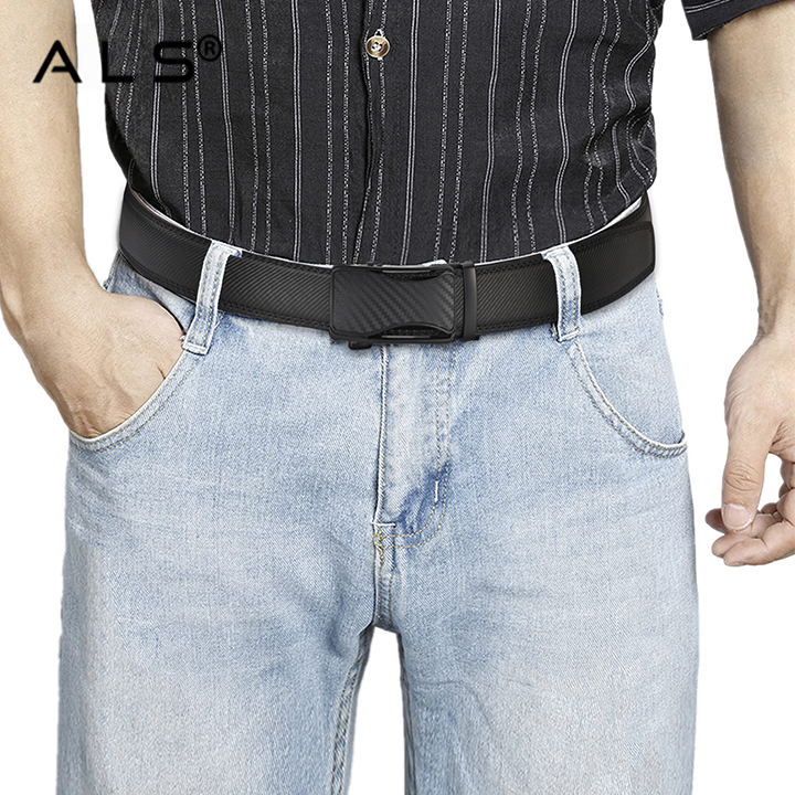 Ceinture en cuir noir élégant avec boucle automatique, aspect carbone
