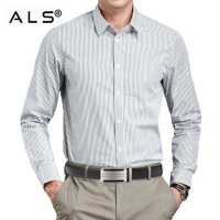 Moderner schwarzer Ledergürtel mit stromlinienförmiger automatischer Metallschnalle