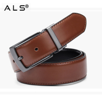 Cinturón de cuero multicolor con hebillas negras modernas