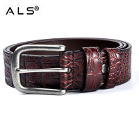 Trendiger schwarzer Gürtel aus Leder mit Krokodilstruktur für einen auffälligen Look