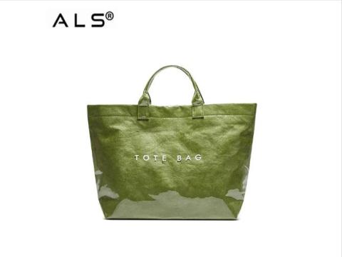 Sản xuất số lượng lớn tại hai quốc gia, đơn đặt hàng túi da được xử lý nhanh chóng.