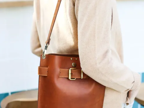 Кожаные сумки под собственной торговой маркой. Низкий минимальный объем заказа. OEM-производство с поддержкой дизайна.