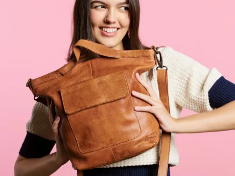 От эскиза до готового изделия: Профессиональная фабрика по производству кожаных сумок по индивидуальному заказу в Азии.