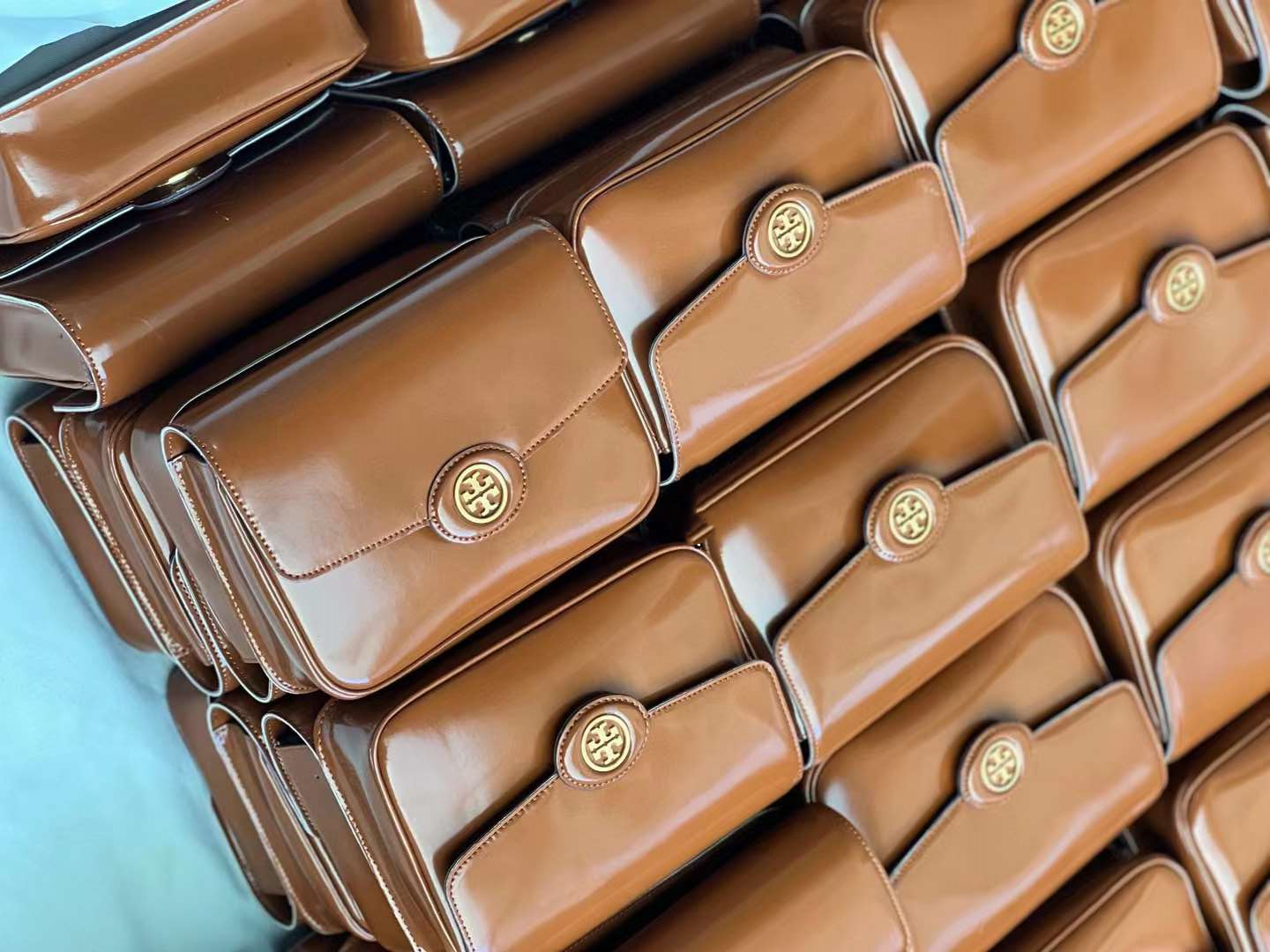 Hecheng Vietnam: кожаные сумки американского бренда.