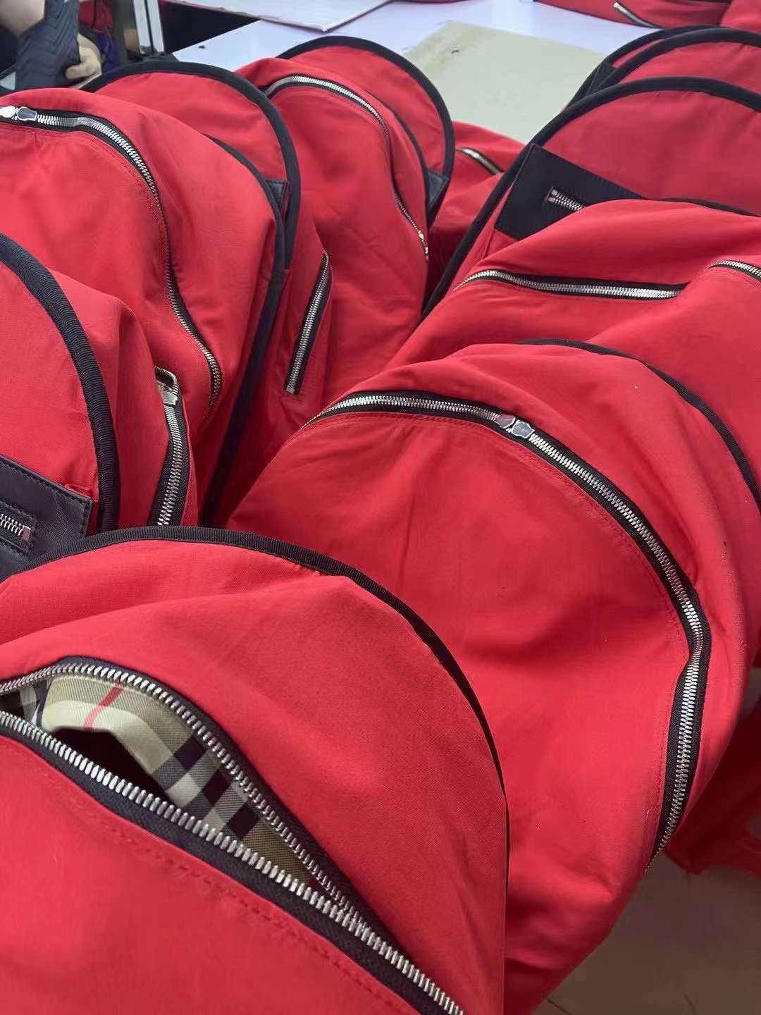 Хеченг, Вьетнам: итальянская марка кожаных изделий Win