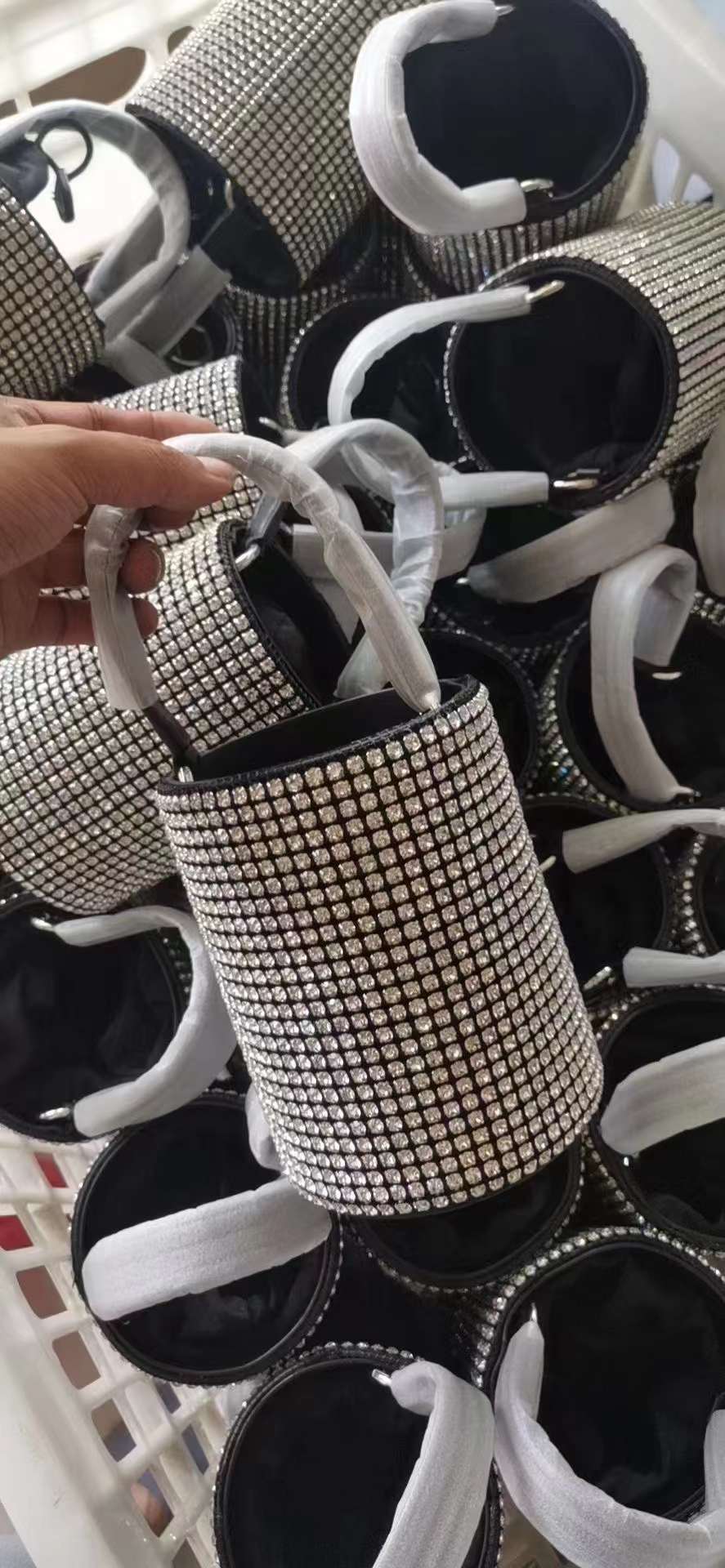 Изготовление кожаных сумок с индивидуальным логотипом на фабрике OEM во Вьетнаме