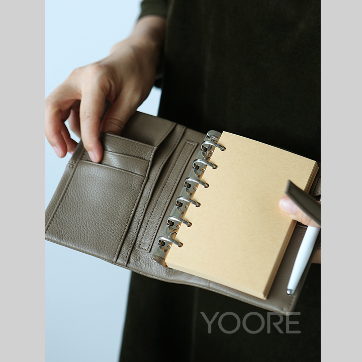 Carnet à anneaux en cuir, couverture rechargeable avec plusieurs pochettes pour cartes