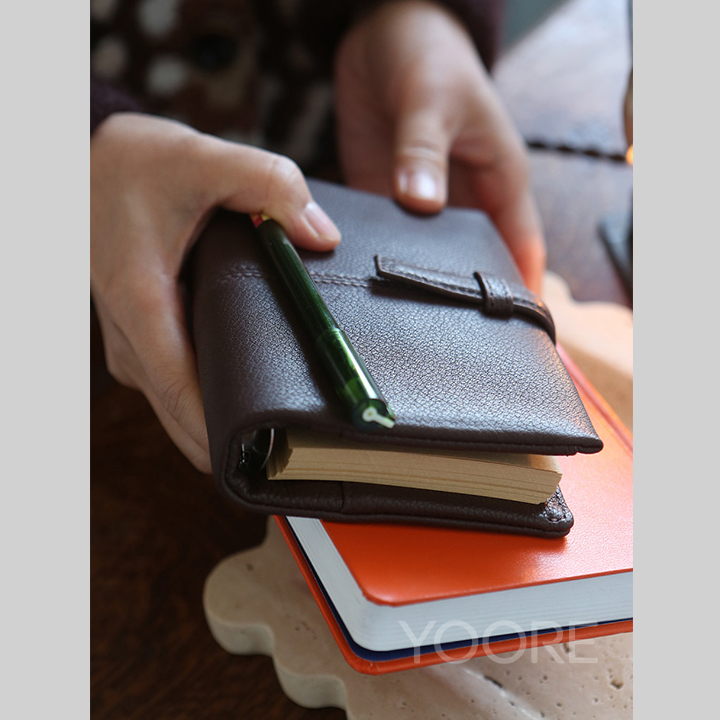 Carnet à anneaux en cuir, couverture rechargeable avec plusieurs pochettes pour cartes