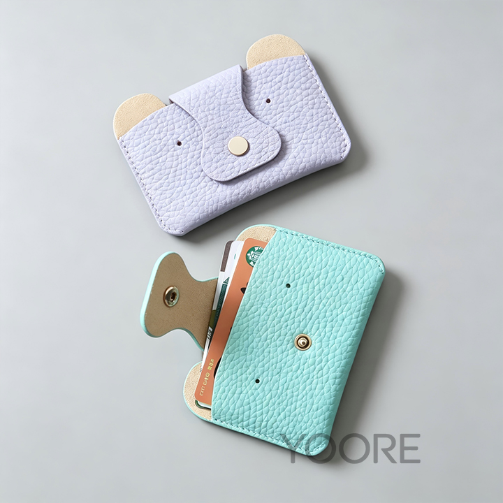 Tarjetero de piel y cartera mini delgada con cierre a presión para tarjetas de crédito.