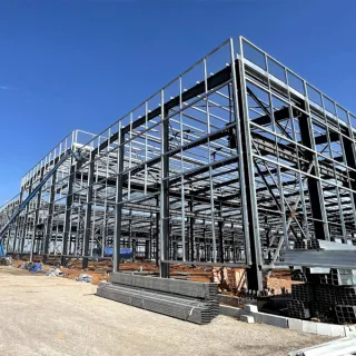 Taller de estructura metálica prefabricada de varios tramos.