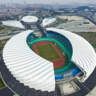 Gran estadio con estructura de acero prefabricada