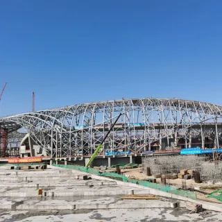 Gran estadio con estructura de acero prefabricada