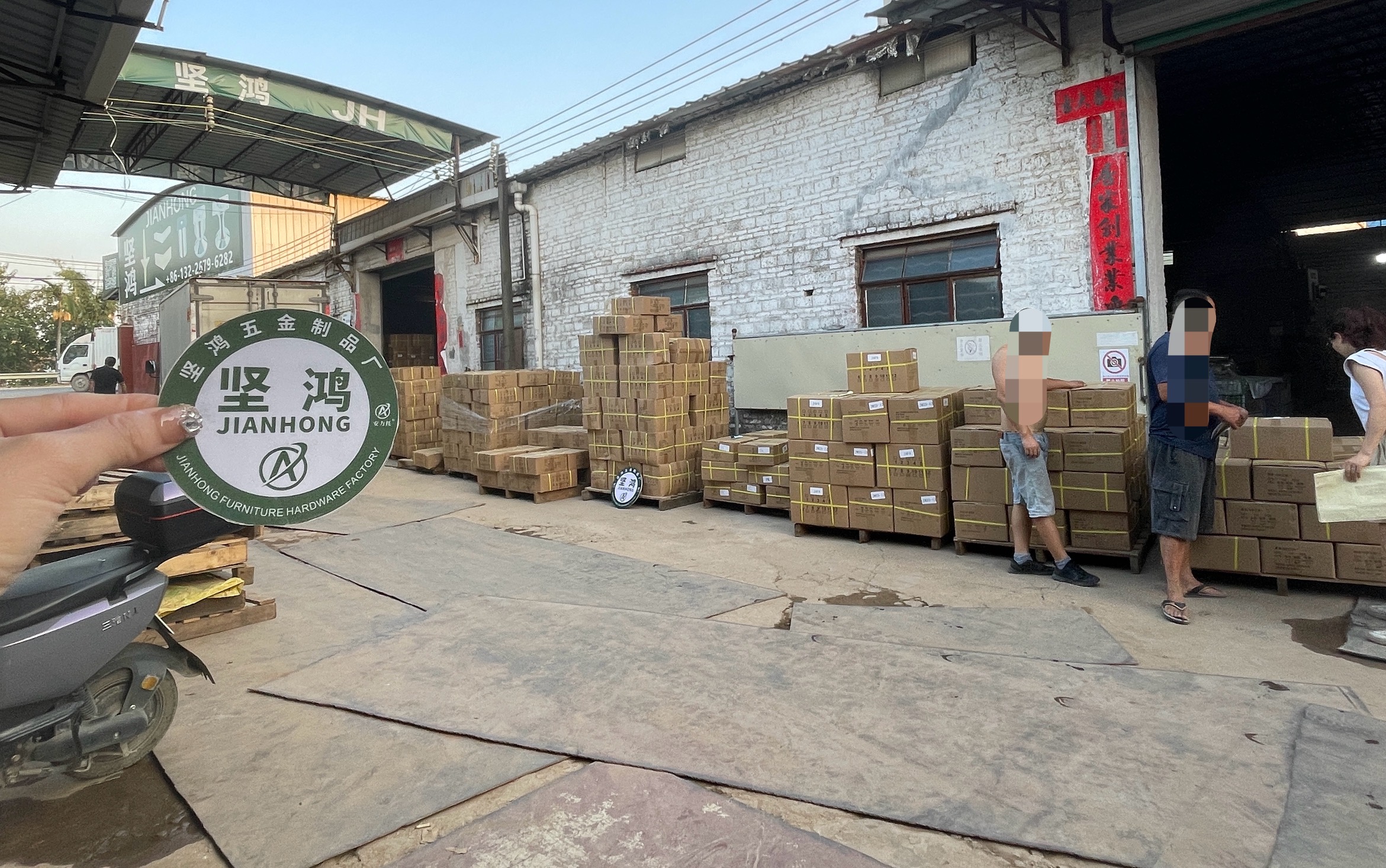 Deliver goods daily to KINHONG sofa leg factory's clients