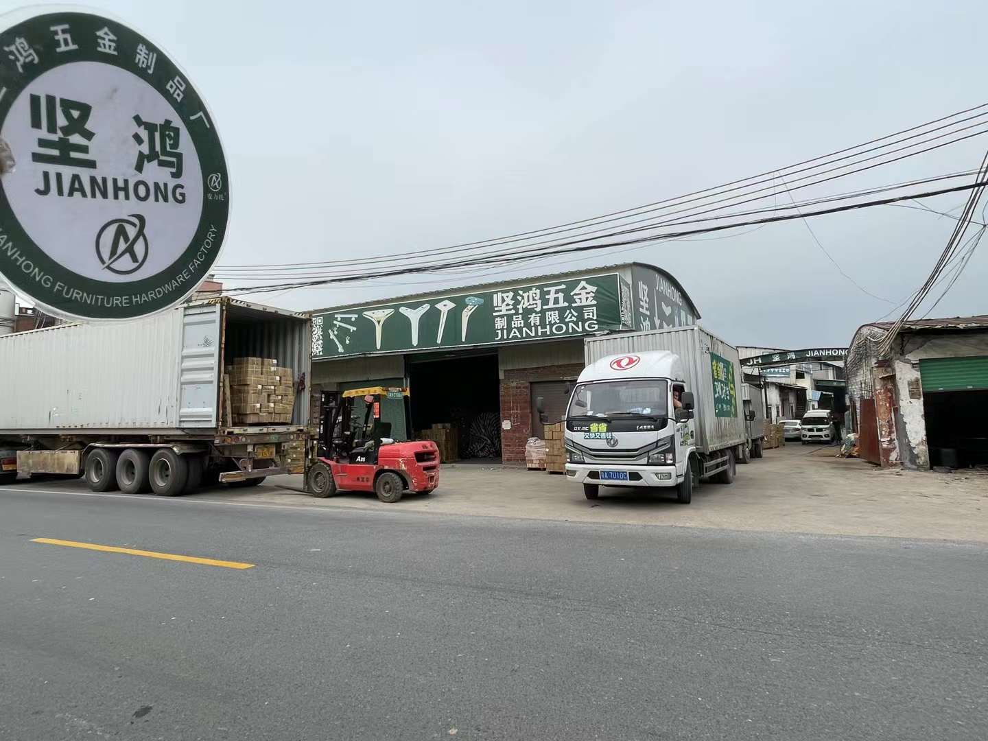 La fábrica de patas de sofá KINHONG carga el contenedor de 40 HQ y tres vagones de patas de muebles al mismo tiempo.
