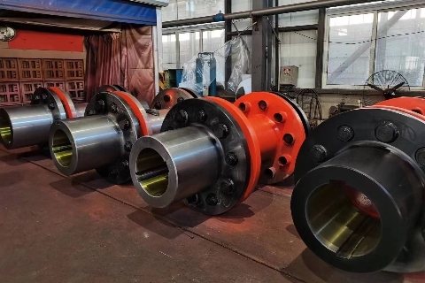 МЕМБРАННАЯ МУФТА ПЕРЕМЕЩАЕТСЯ В ОСЕВОМ ПОЛОЖЕНИИ В РАБОЧЕЕ ПОЛОЖЕНИЕ