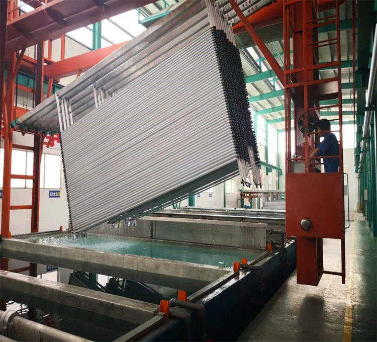 Vários conjuntos de projetos turnkey de perfil solar estão em fabricação em prensa de extrusão, planta de anodização, máquina de fabricação de perfil solar