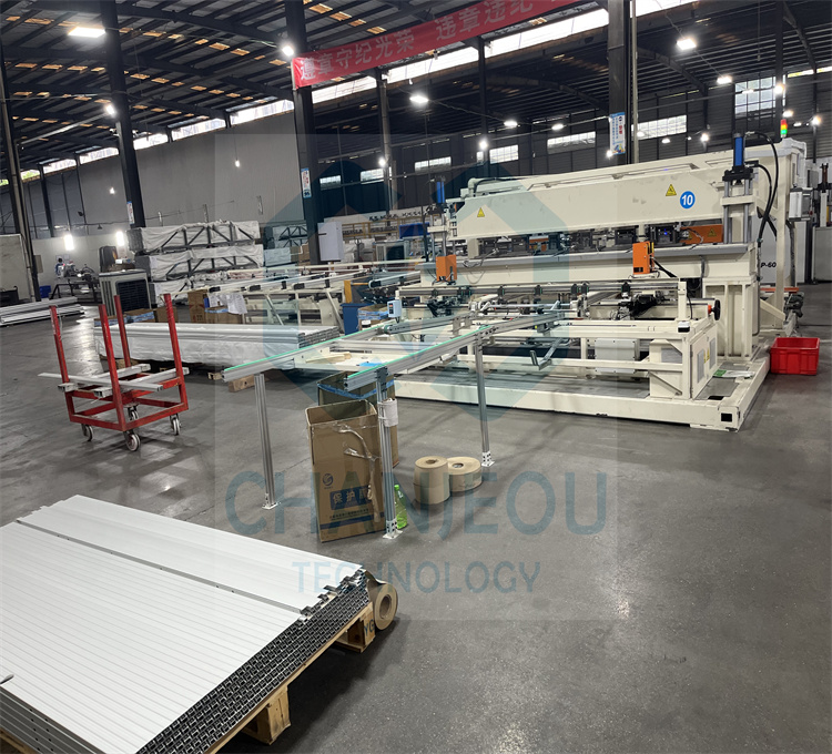 Aluminium Solar Panel Frame Fabrication Cutting Revieting Punching Machine