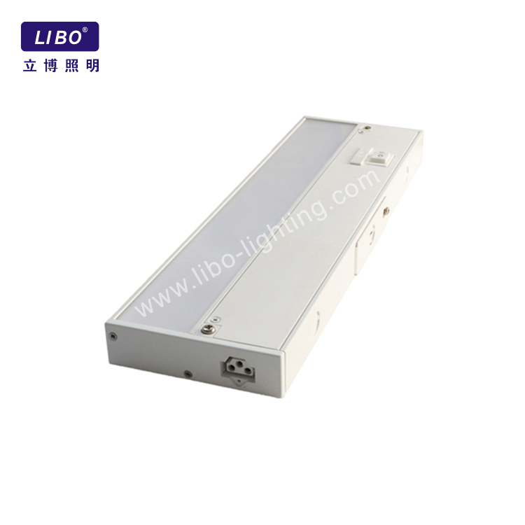 Kierunkowa lub wtykowa oprawa oświetleniowa do szafki