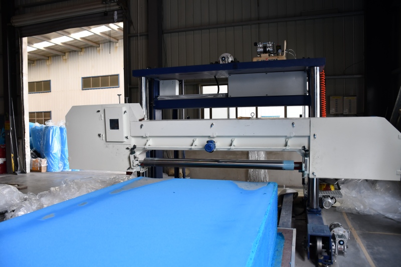 Machine de découpe de mousse à feuilles longues