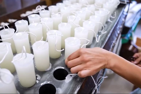 Mașinile de lumânări au adus multe schimbări fabricilor de lumânări