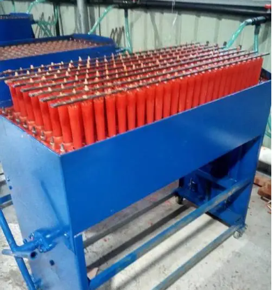 Има ли някакви специфични инструменти или консумативи, необходими за поддръжка на машина за производство на свещи?