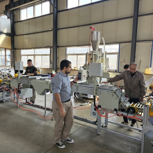 Studium przypadku: Wizyta klienta w fabryce, w której działa w pełni zautomatyzowana linia produkcyjna świec