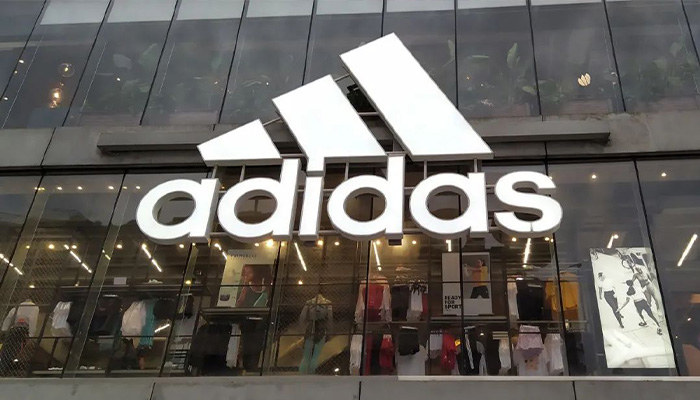 Aplikasi Benang Kompos Kationik Poliester digunakan pada kaos olahraga Adidas