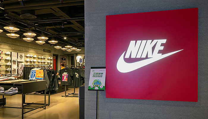 Aplikasi Benang Kompos Kationik Poliester digunakan pada kaos olahraga Nike