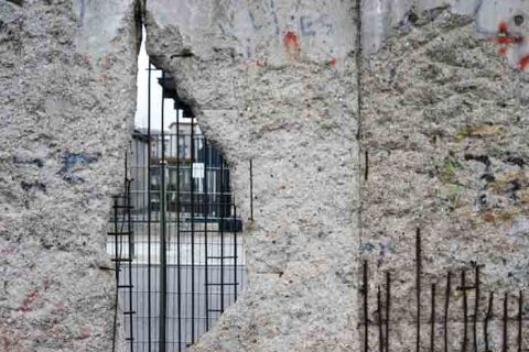 The phenomenon that occurs during the production process when the retarder is over-dosed.