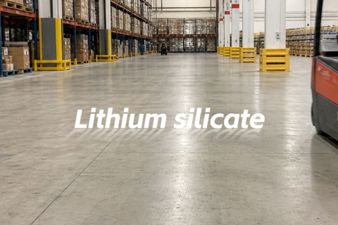 Silicato de lítio CAS 10102-24-6 para pisos de concreto com acabamento fosco: controle de poeira, resistência ao deslizamento e uniformidade da superfície sem brilho.