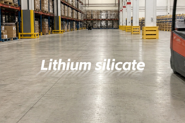 Silicato de litio CAS 10102-24-6 para pisos de concreto con acabado mate: control de polvo, resistencia al deslizamiento y uniformidad de la superficie sin brillo.