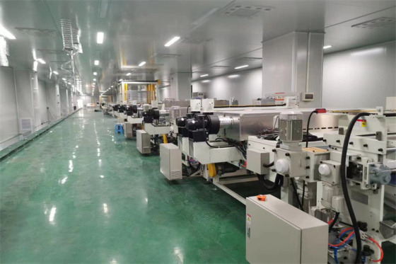 Línea de producción automática de recubrimiento de dureza UV con 200 metros de largo para recubrimiento de alto brillo y dureza con producción diaria de 2000 hojas por hoja.