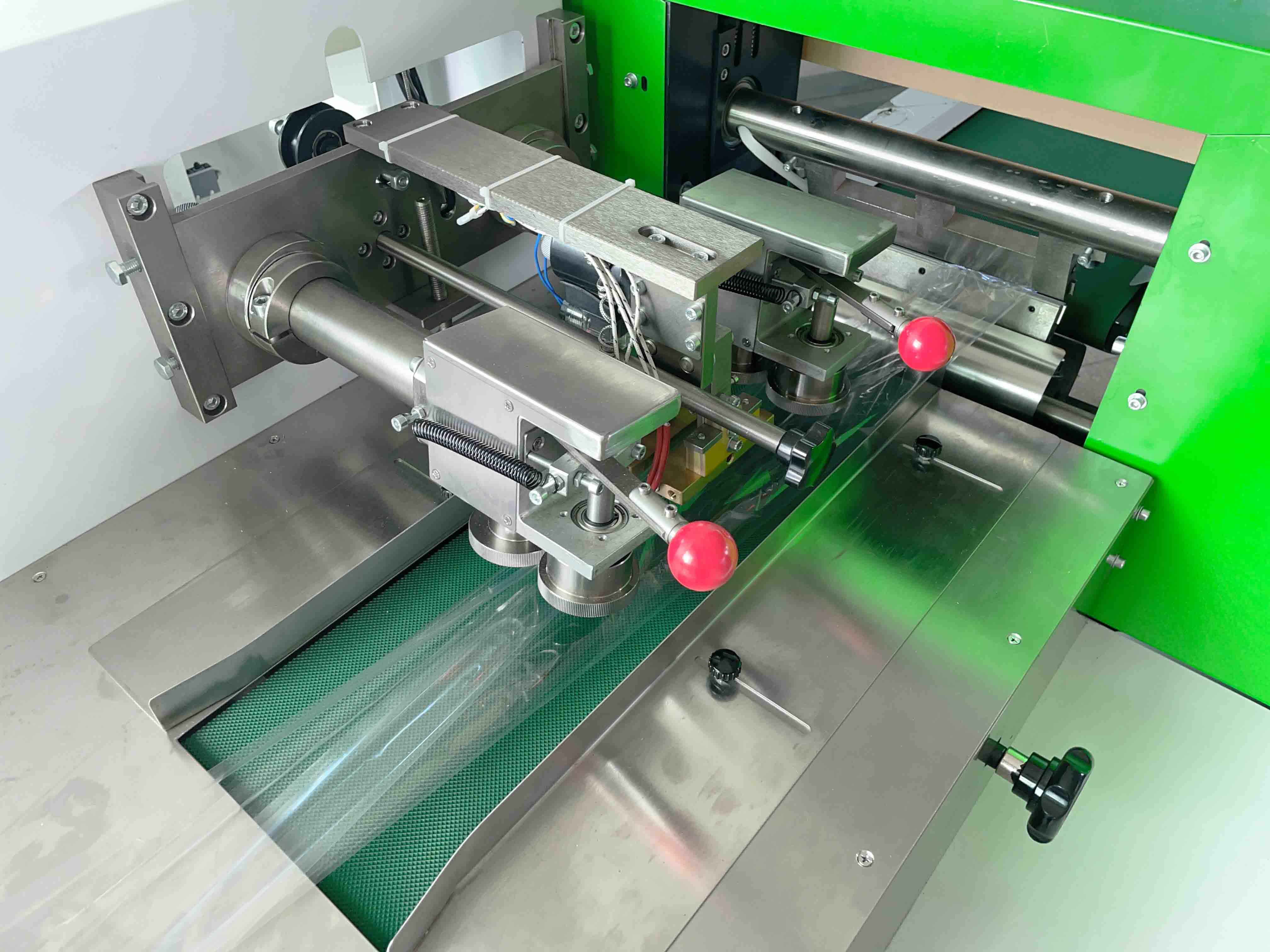 Full servo drive 110mm diameter PVC fittings packaging machine flow wrapping machine.