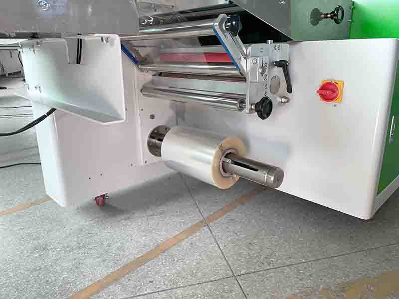 Full servo drive 110mm diameter PVC fittings packaging machine flow wrapping machine.