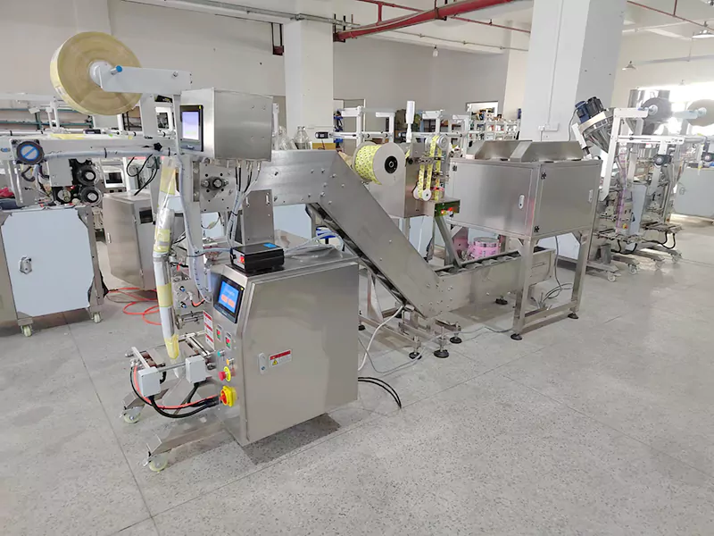 China automatic multiple granule mixed sachet packing machine with desiccant sachet dropping device