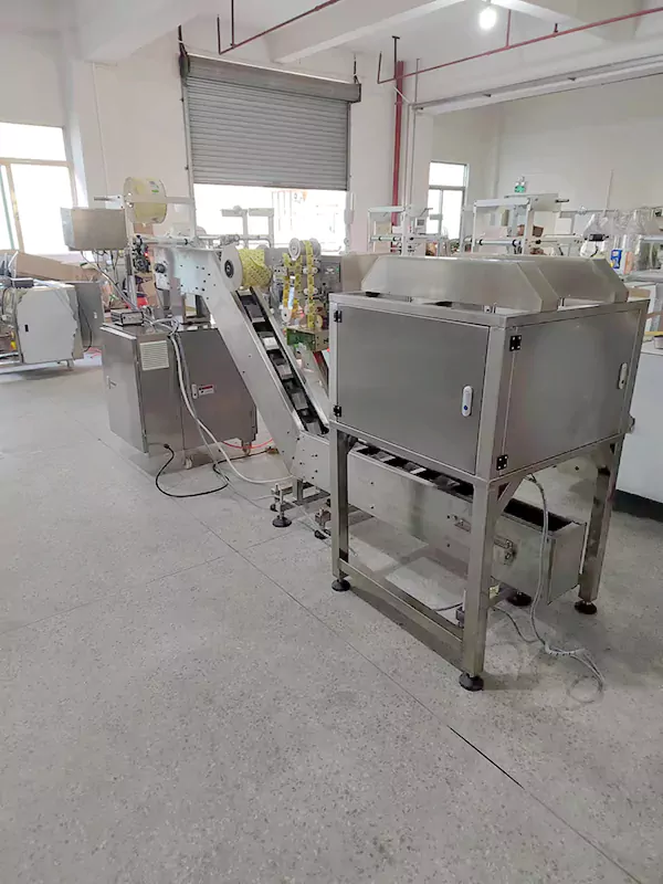 China automatic multiple granule mixed sachet packing machine with desiccant sachet dropping device