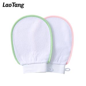 Guantes exfoliantes negros para una piel radiante