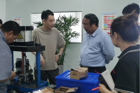 Khách hàng đến công ty chúng tôi để thảo luận về kế hoạch hợp tác