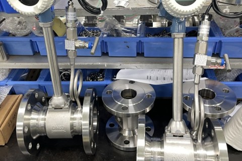 भंवर प्रवाह मीटर के साथ संतृप्त भाप को मापने के लिए तापमान और दबाव मुआवजे की आवश्यकता क्यों होती है?