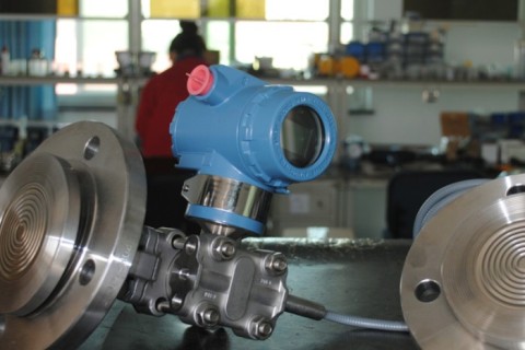 बंद जहाजों में एकल निकला हुआ किनारा स्तर ट्रांसमीटर