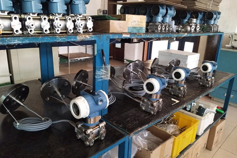 डबल फ़्लैंज्ड तरल स्तर ट्रांसमीटरों के लाभ