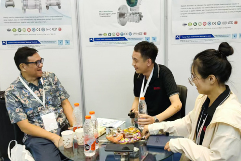 Yantai Auto Instrument Making Co., Ltd booth to visit several industry experts, passionate discussion to find cooperation!