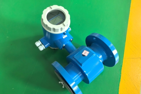 What are the problems often encountered in purchasing electromagnetic flowmeters?