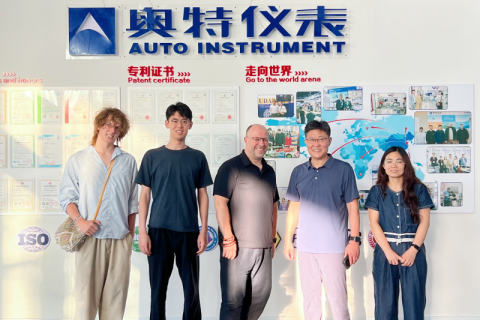 Clientes russos visitam oficina de instrumentos automotivos para inspecionar medidores de vazão Vortex de alto desempenho.