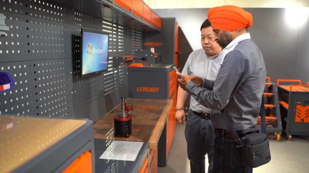 CNC tool car