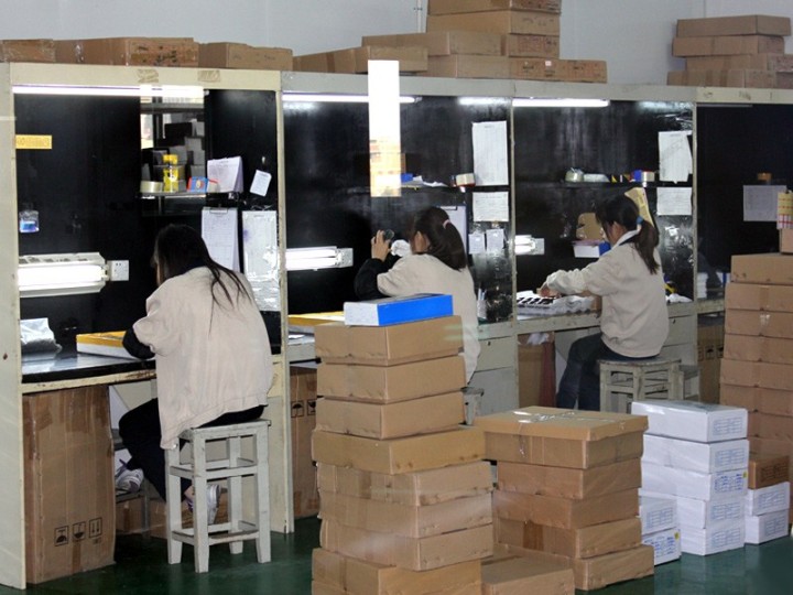 Inspección de lentes antes de cortarlos.