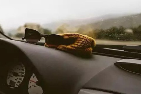 Do not put glasses in the car at high temperatures!