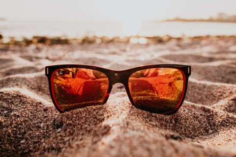 Es importante utilizar gafas de sol para prevenir las cataratas
