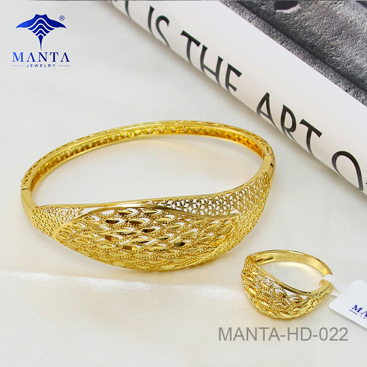Anillo tipo esclava con cristal de barra geométrica en oro amarillo de 18 k